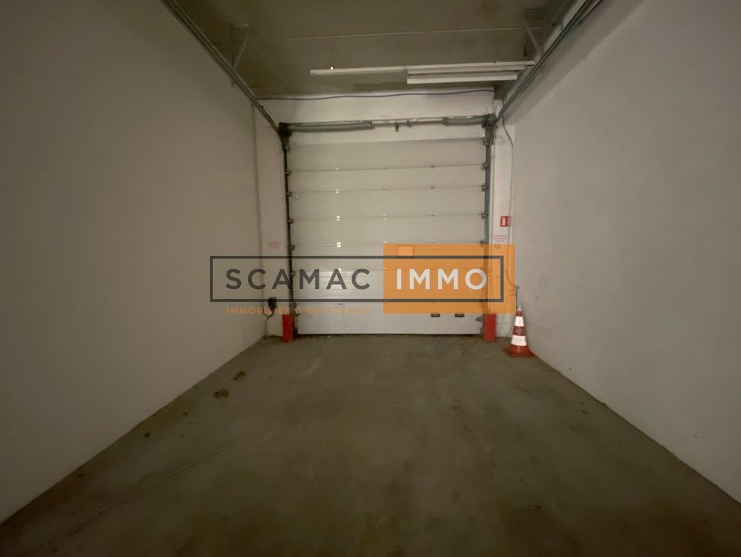 local d'activités de 1&nbsp;875m², Saint-Thibault-des-Vignes (Seine-et-Marne)