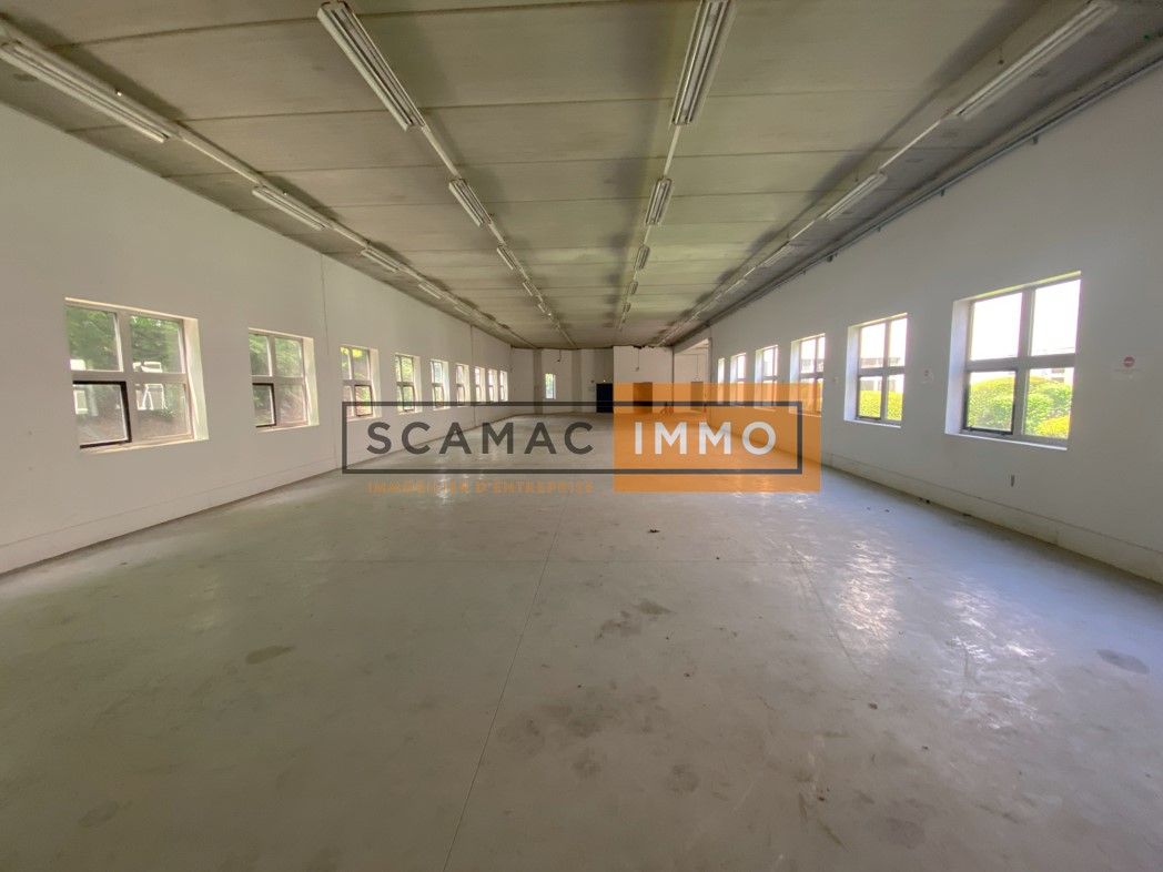 local d'activités de 1&nbsp;875m², Saint-Thibault-des-Vignes (Seine-et-Marne)