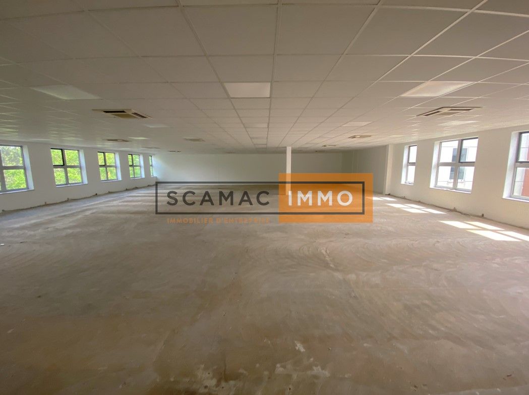 local d'activités de 1&nbsp;875m², Saint-Thibault-des-Vignes (Seine-et-Marne)