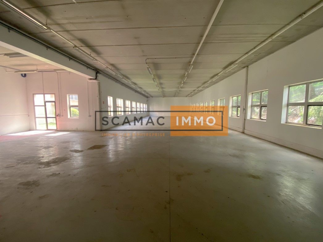 local d'activités de 1&nbsp;593m², Saint-Thibault-des-Vignes (Seine-et-Marne)