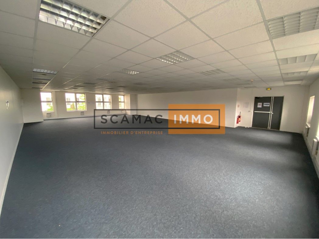 local d'activités de 1&nbsp;593m², Saint-Thibault-des-Vignes (Seine-et-Marne)