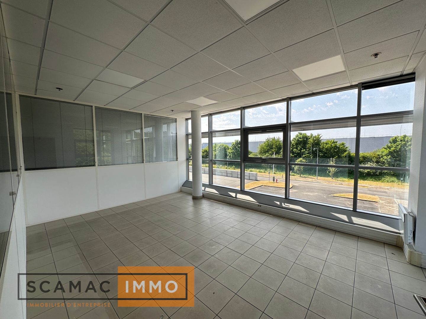 local d'activités de 5&nbsp;978m², Combs-la-Ville (Seine-et-Marne)