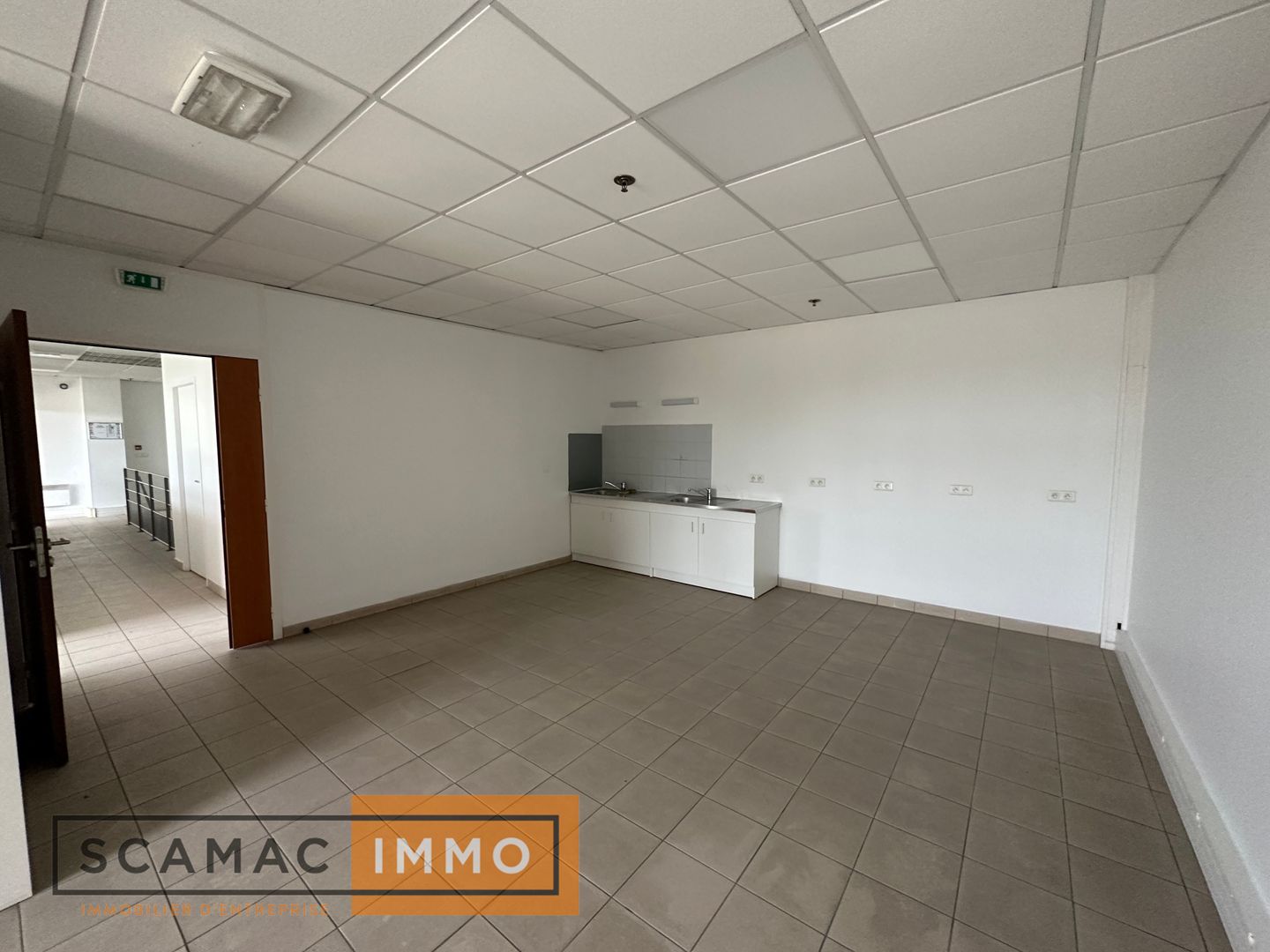 local d'activités de 5&nbsp;978m², Combs-la-Ville (Seine-et-Marne)