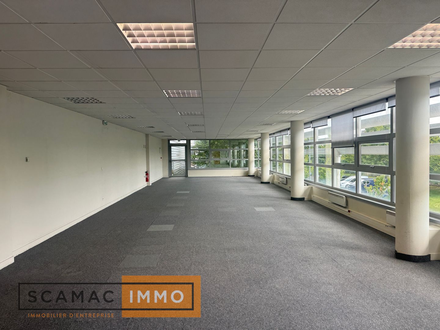 local d'activités de 1&nbsp;677m², Combs-la-Ville (Seine-et-Marne)