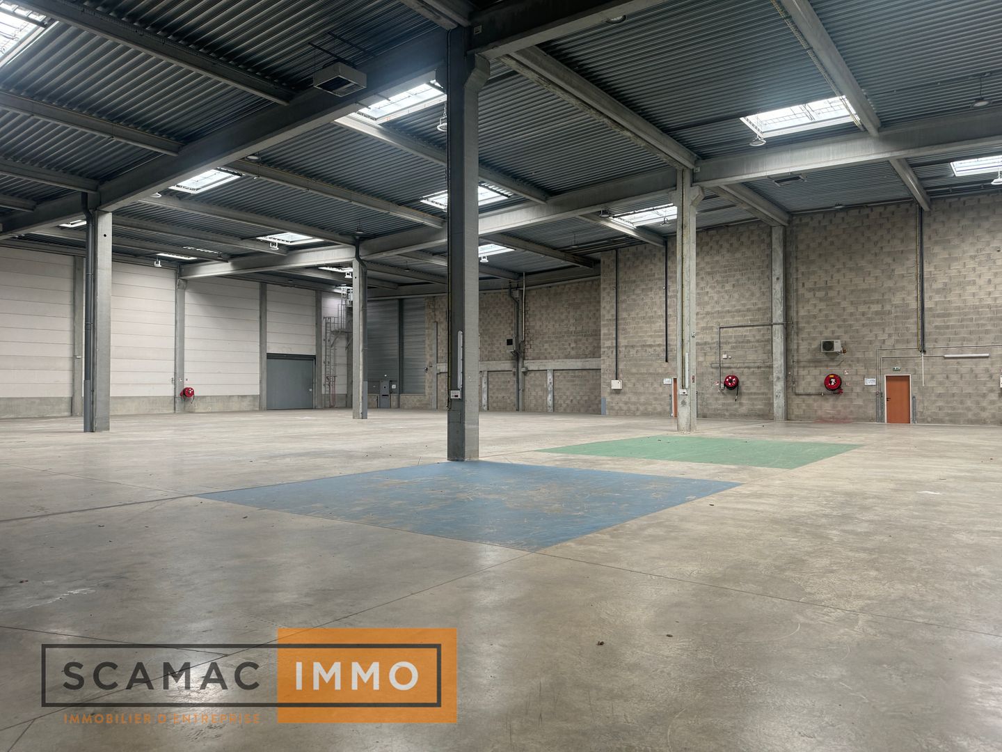 local d'activités de 1&nbsp;677m², Combs-la-Ville (Seine-et-Marne)