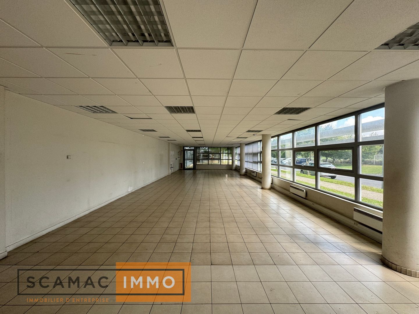 local d'activités de 1&nbsp;677m², Combs-la-Ville (Seine-et-Marne)