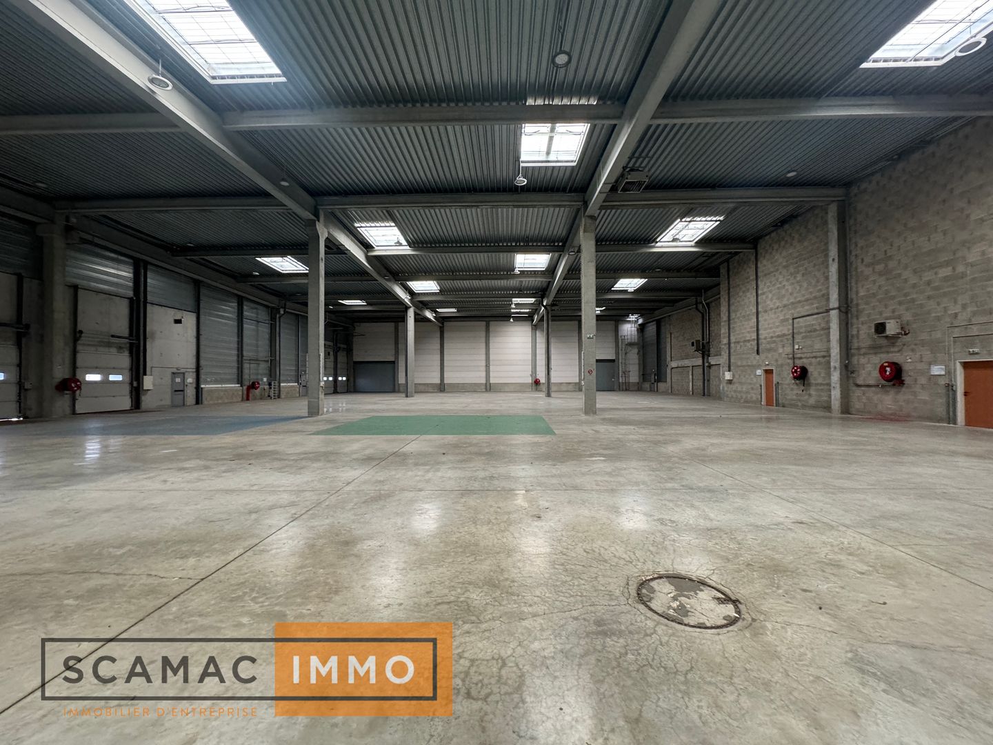 local d'activités de 1&nbsp;677m², Combs-la-Ville (Seine-et-Marne)