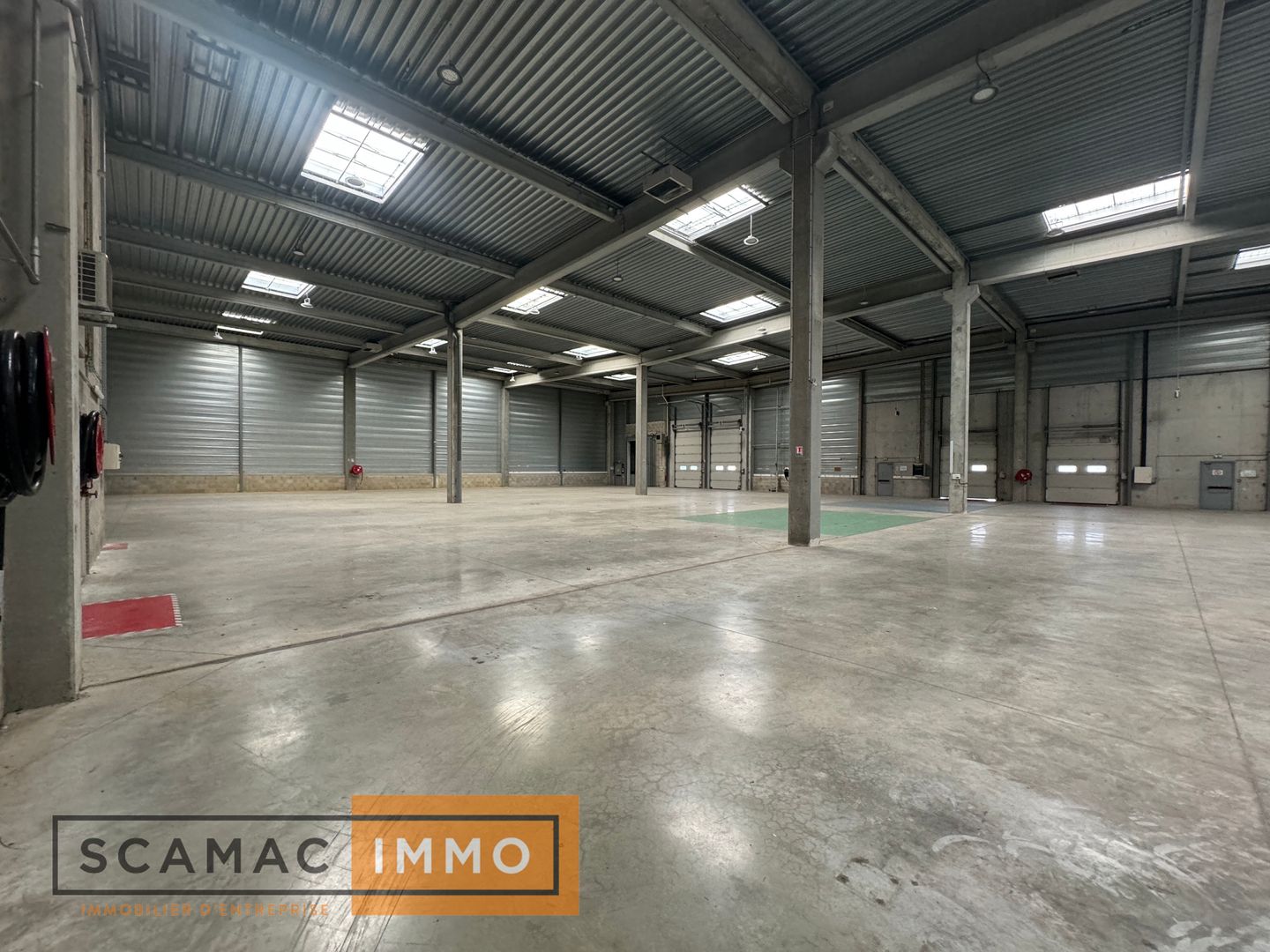 local d'activités de 1&nbsp;677m², Combs-la-Ville (Seine-et-Marne)