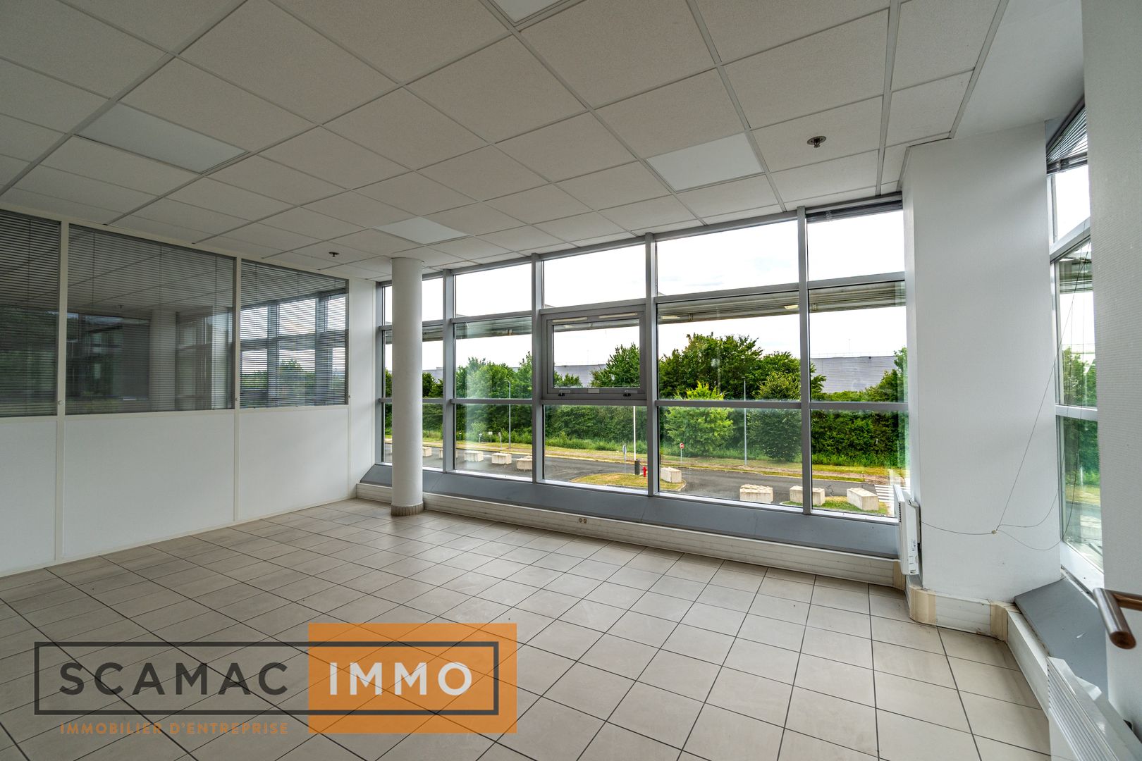 local d'activités de 5 978m², Combs-la-Ville (Seine-et-Marne)