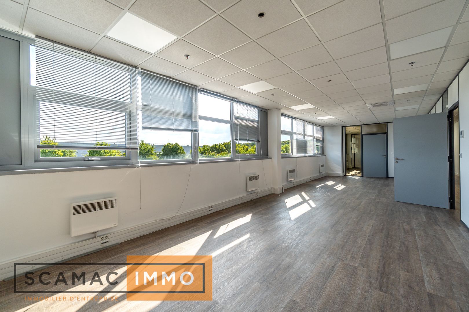 local d'activités de 5 978m², Combs-la-Ville (Seine-et-Marne)