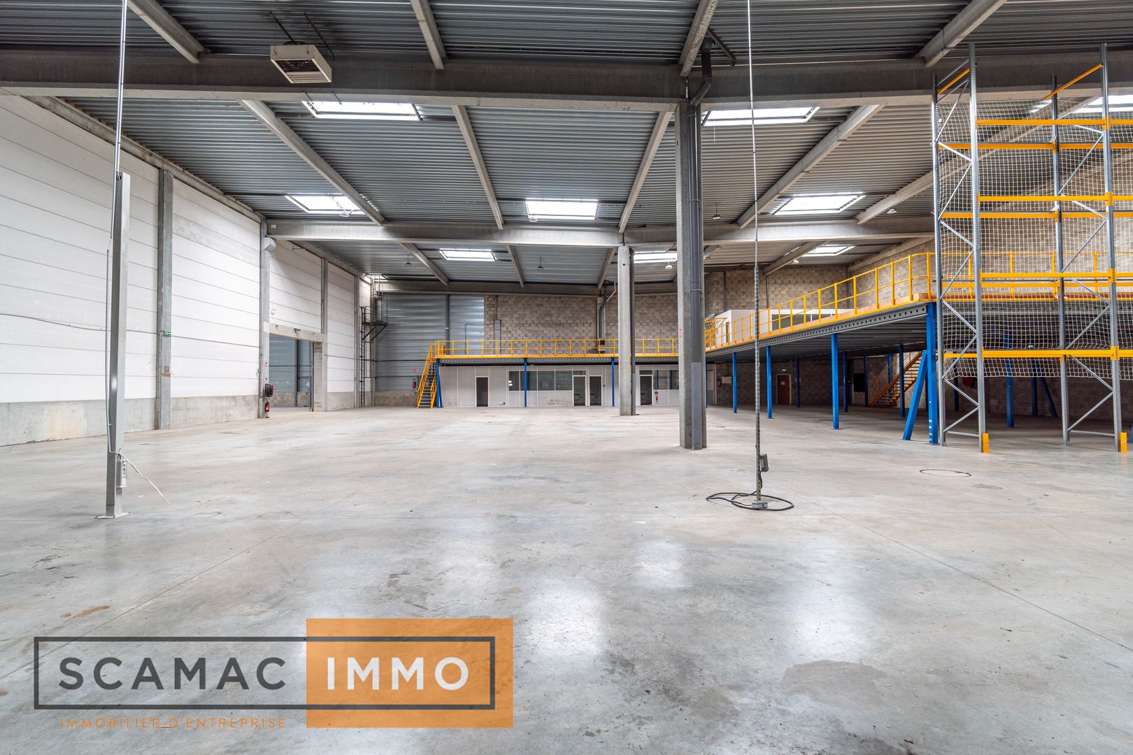 local d'activités de 1 726m², Combs-la-Ville (Seine-et-Marne)