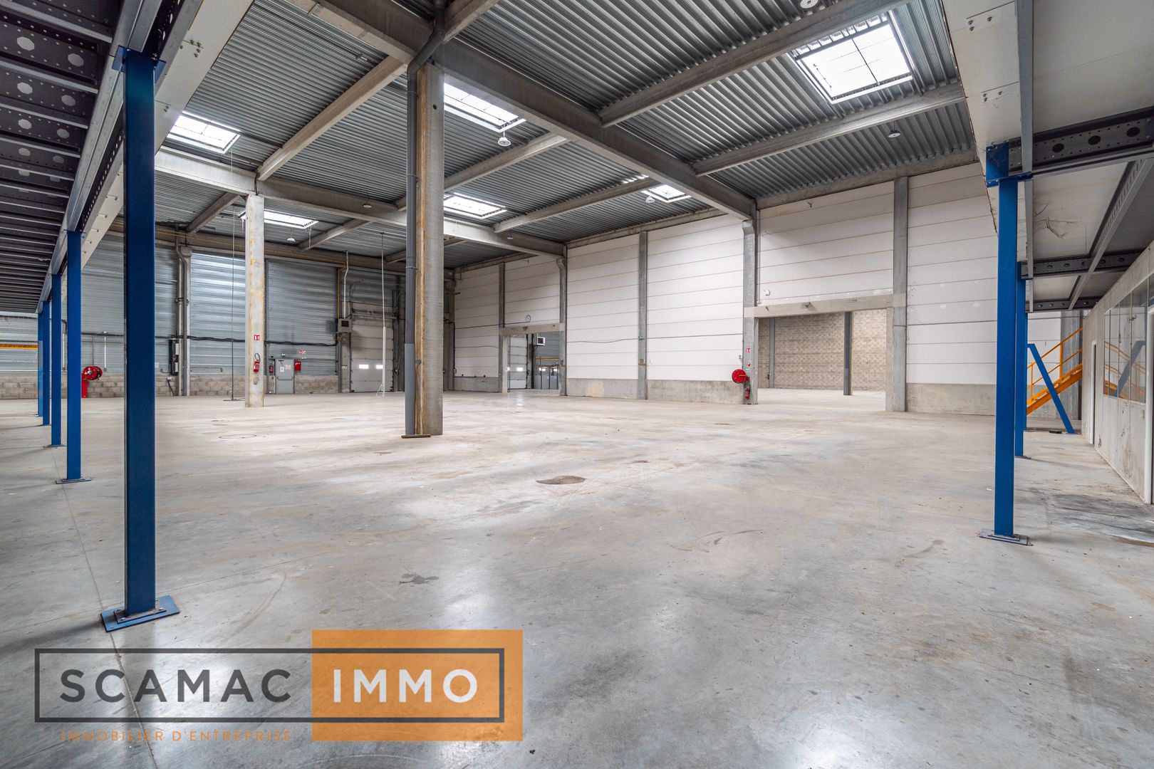 local d'activités de 1 726m², Combs-la-Ville (Seine-et-Marne)