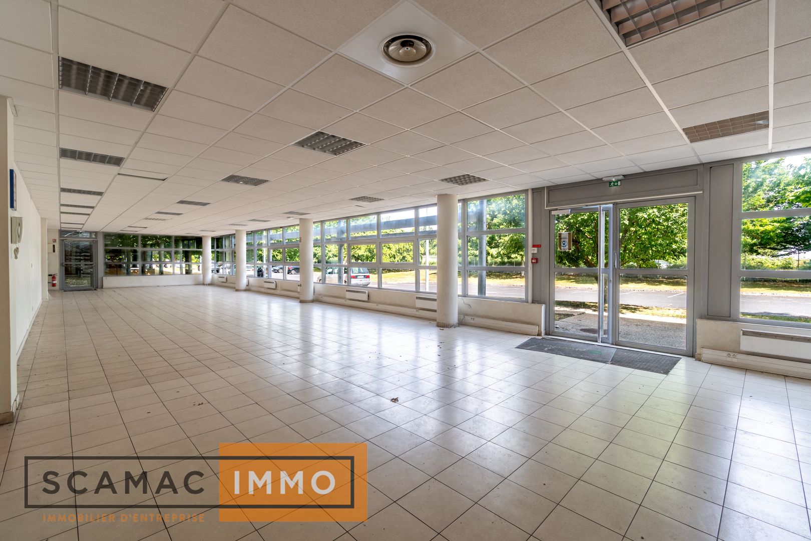 local d'activités de 1 726m², Combs-la-Ville (Seine-et-Marne)