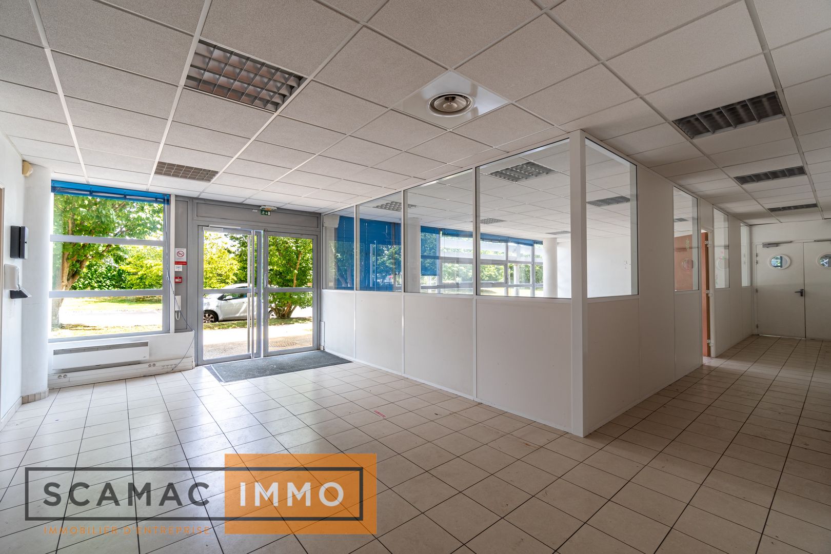local d'activités de 1 726m², Combs-la-Ville (Seine-et-Marne)