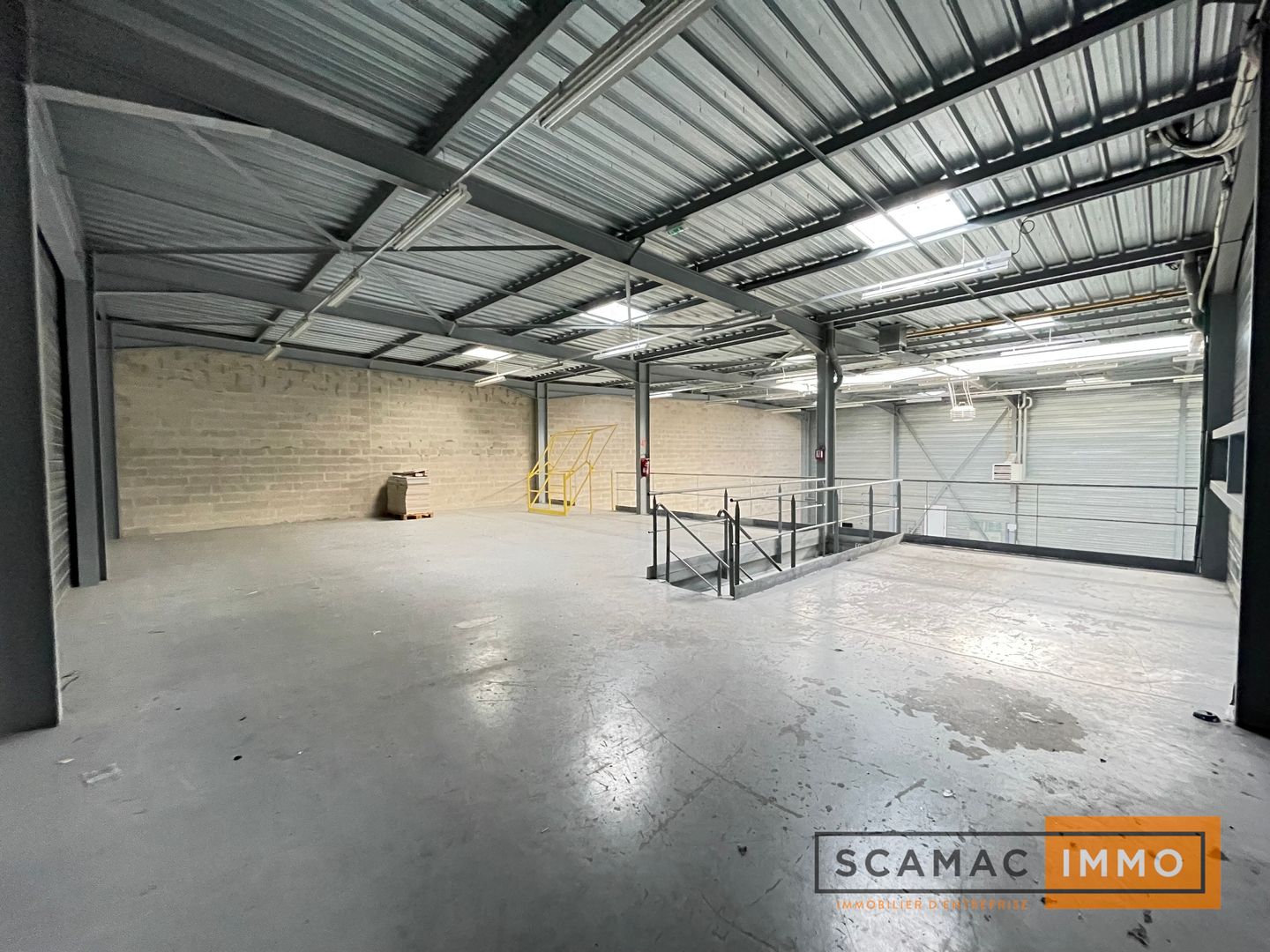 local d'activités de 660m², Chilly-Mazarin (Essonne)