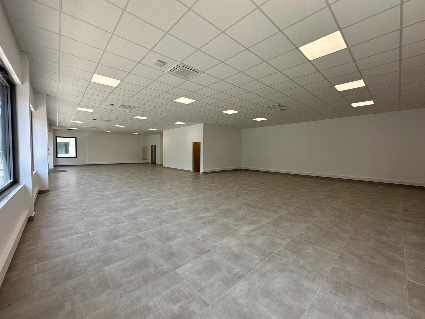 local d'activités de 902m², Le Blanc-Mesnil (Seine-Saint-Denis)