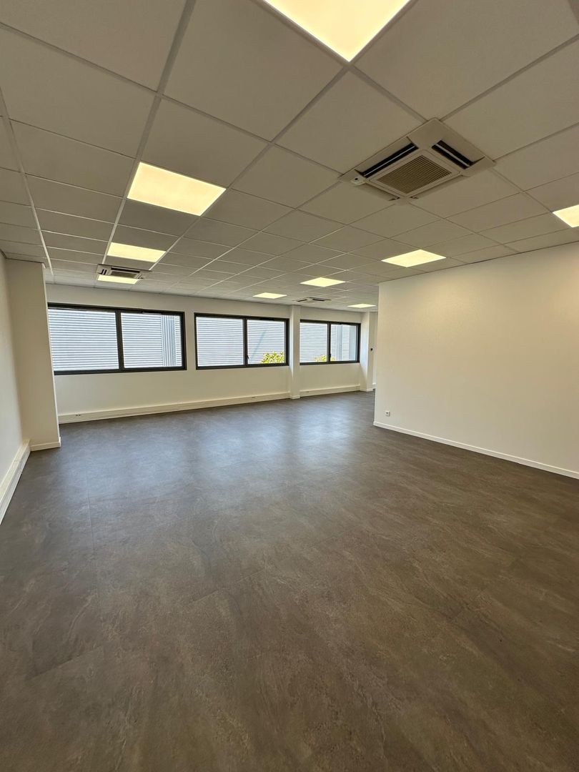 local d'activités de 902m², Le Blanc-Mesnil (Seine-Saint-Denis)