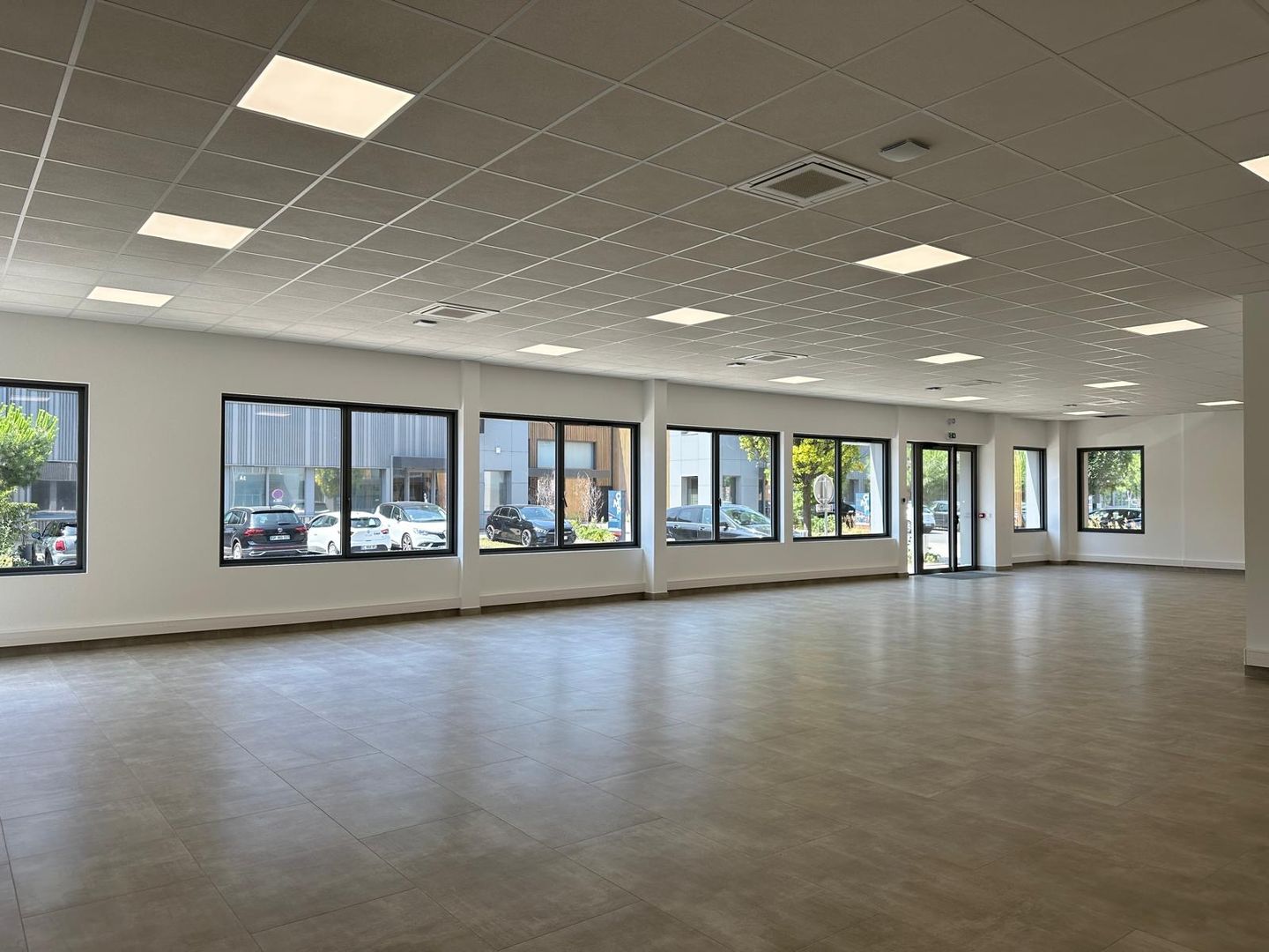 local d'activités de 902m², Le Blanc-Mesnil (Seine-Saint-Denis)