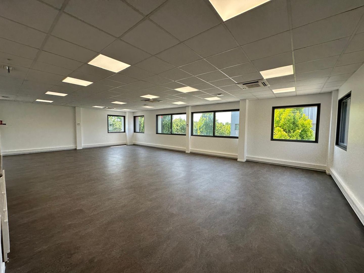local d'activités de 902m², Le Blanc-Mesnil (Seine-Saint-Denis)