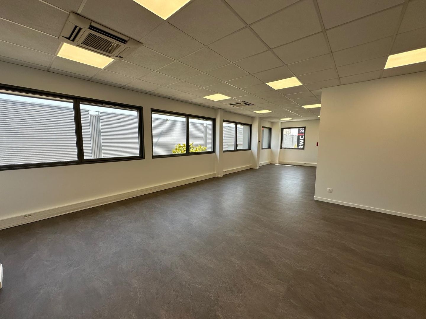 local d'activités de 902m², Le Blanc-Mesnil (Seine-Saint-Denis)
