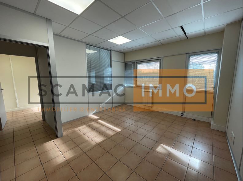 local d'activités de 481m², Tremblay-en-France (Seine-Saint-Denis)