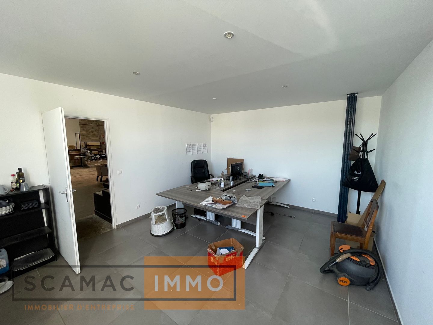 local d'activités de 655m², Courcouronnes (Essonne)