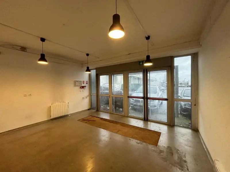 local d'activités de 1 100m², Courcouronnes (Essonne)