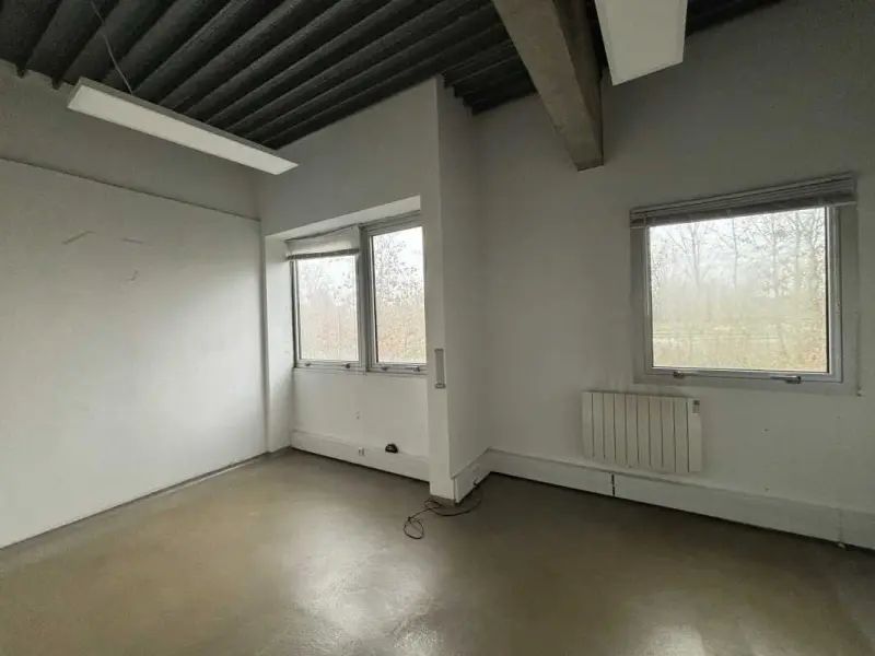 local d'activités de 1 100m², Courcouronnes (Essonne)