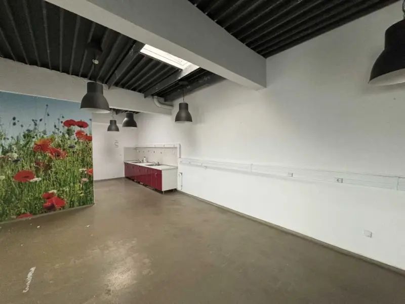 local d'activités de 1 100m², Courcouronnes (Essonne)