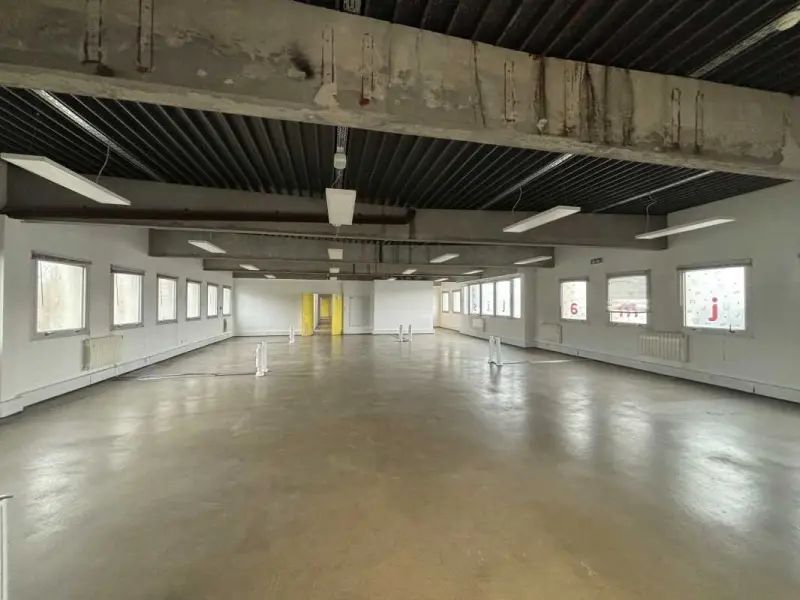 local d'activités de 1 100m², Courcouronnes (Essonne)