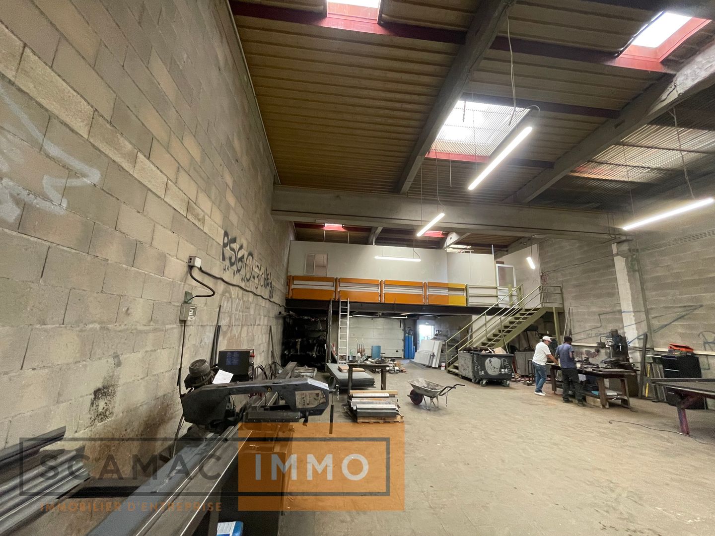 local d'activités de 400m², Courcouronnes (Essonne)