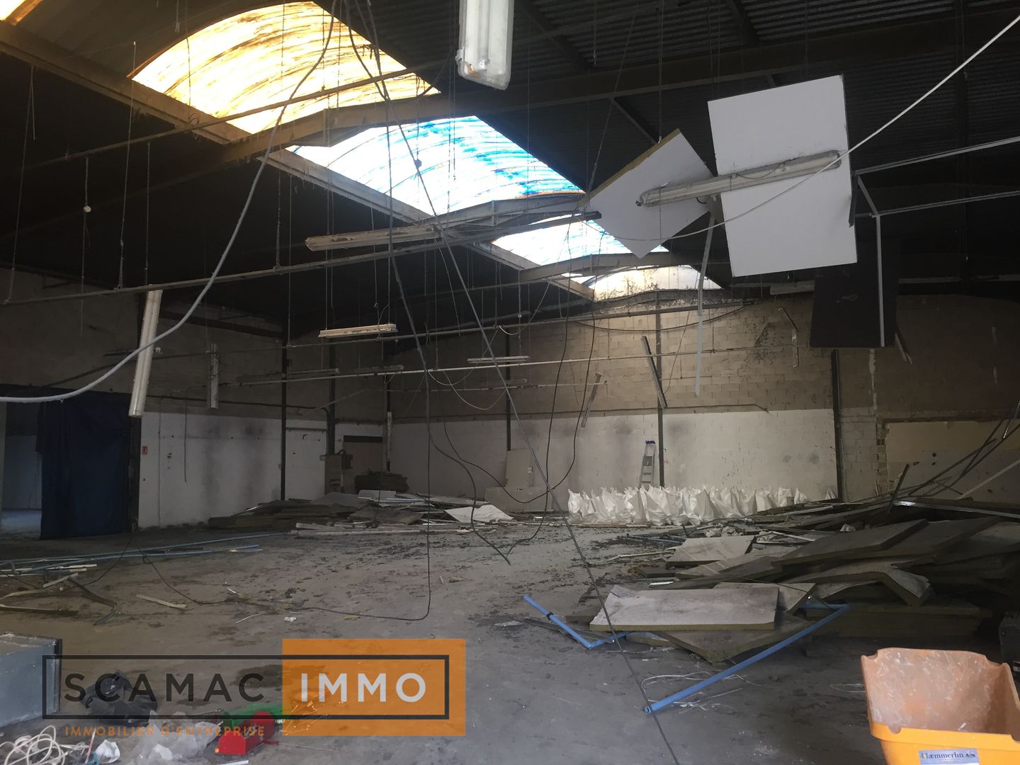 local d'activités de 400m², Courcouronnes (Essonne)