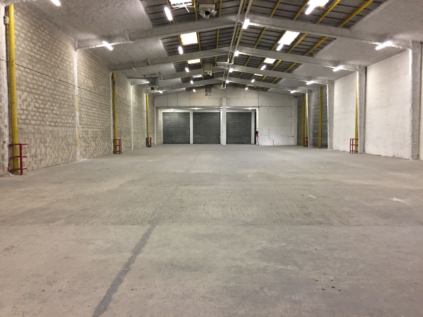 local d'activités de 850m², Garges-lès-Gonesse (Val-d'Oise)