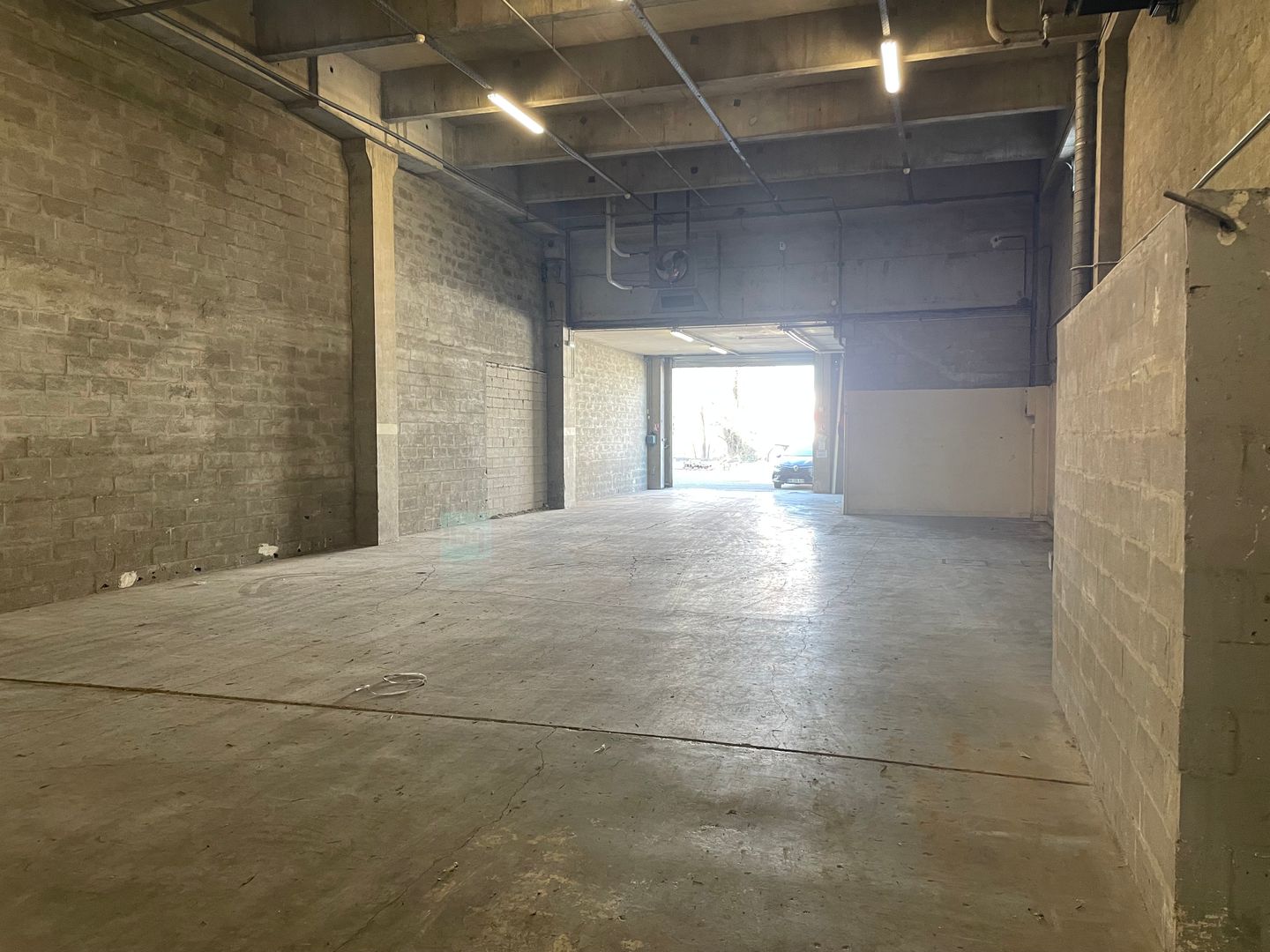 local d'activités de 850m², Garges-lès-Gonesse (Val-d'Oise)