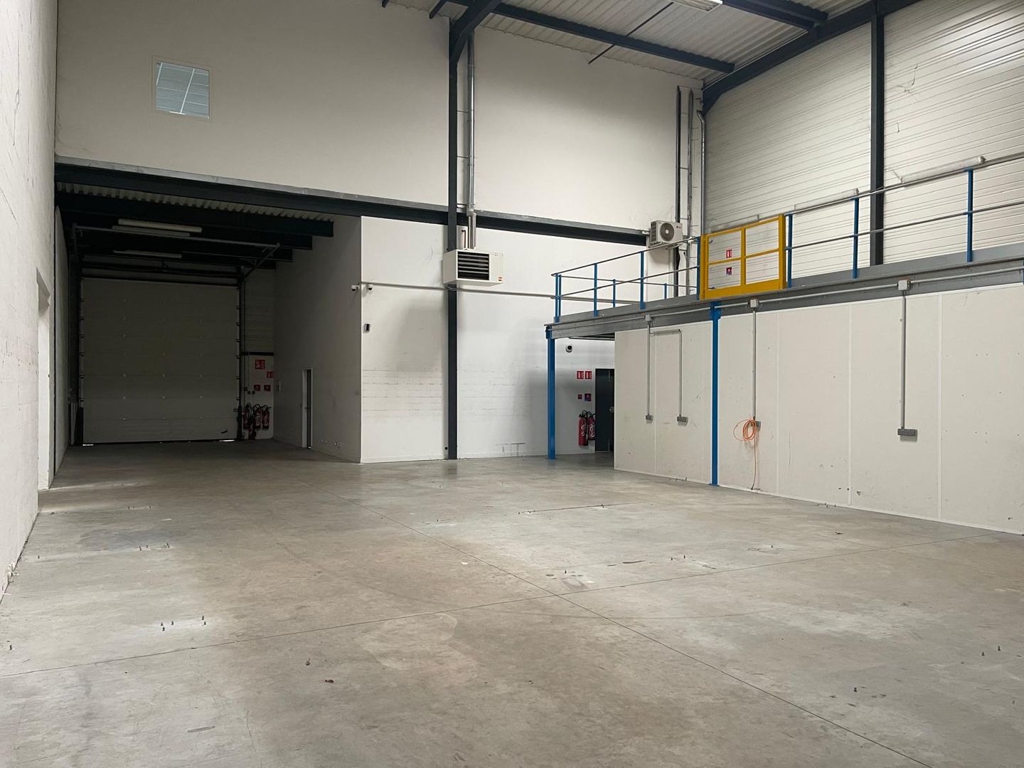 local d'activités de 1 010m², Saint-Denis (Seine-Saint-Denis)