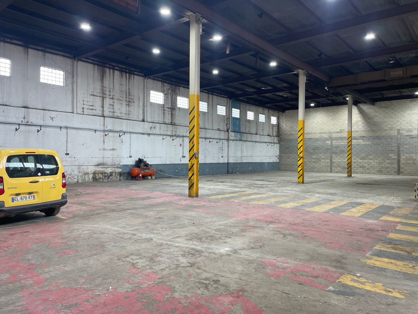 local d'activités de 1 138m², Bobigny (Seine-Saint-Denis)