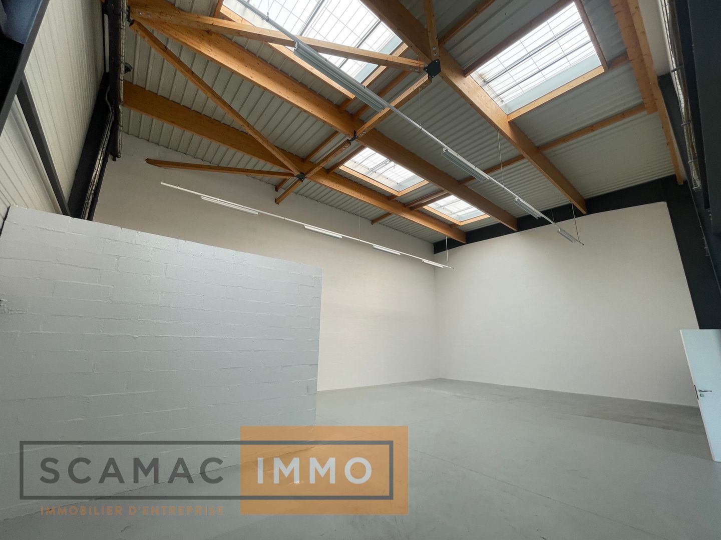 local d'activités de 297m², Lieusaint (Seine-et-Marne)