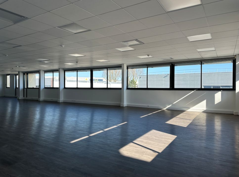 local d'activités de 2 496m², Le Mesnil-Amelot (Seine-et-Marne)