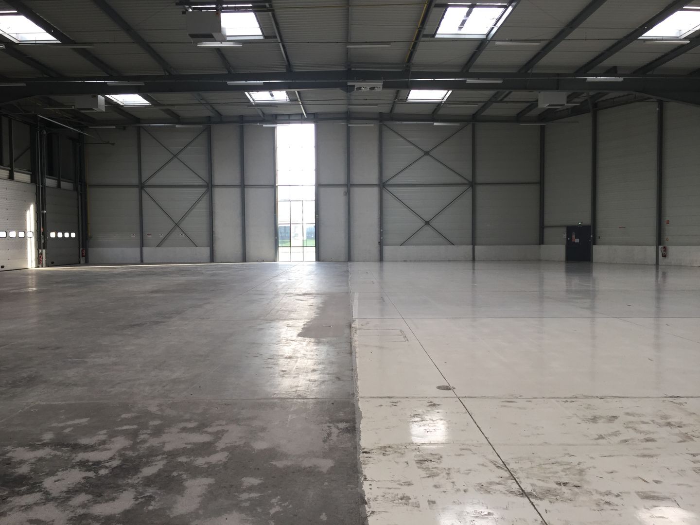 local d'activités de 2 496m², Le Mesnil-Amelot (Seine-et-Marne)