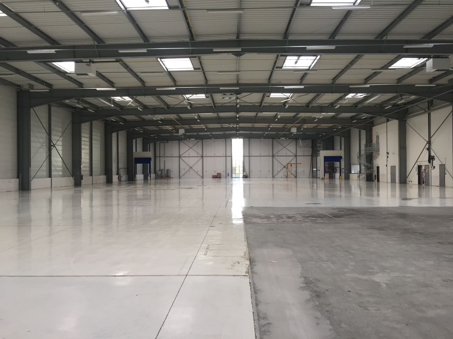 local d'activités de 2 496m², Le Mesnil-Amelot (Seine-et-Marne)