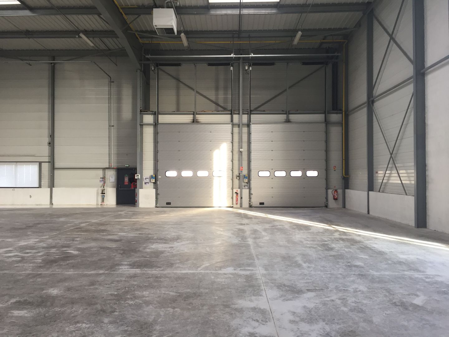 local d'activités de 2 496m², Le Mesnil-Amelot (Seine-et-Marne)