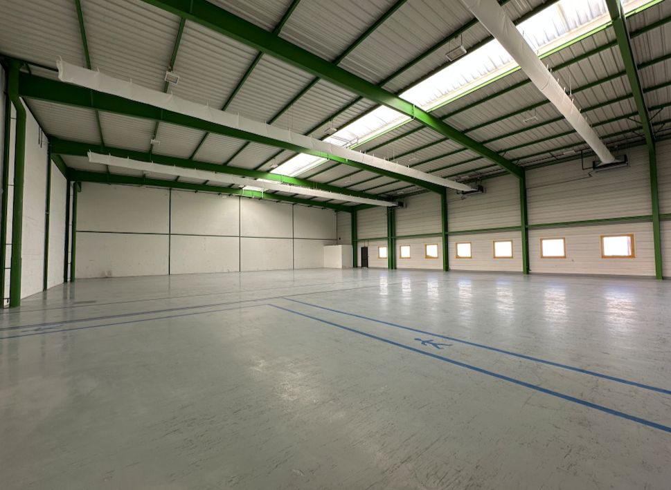 local d'activités de 1 001m², Le Mesnil-Amelot (Seine-et-Marne)