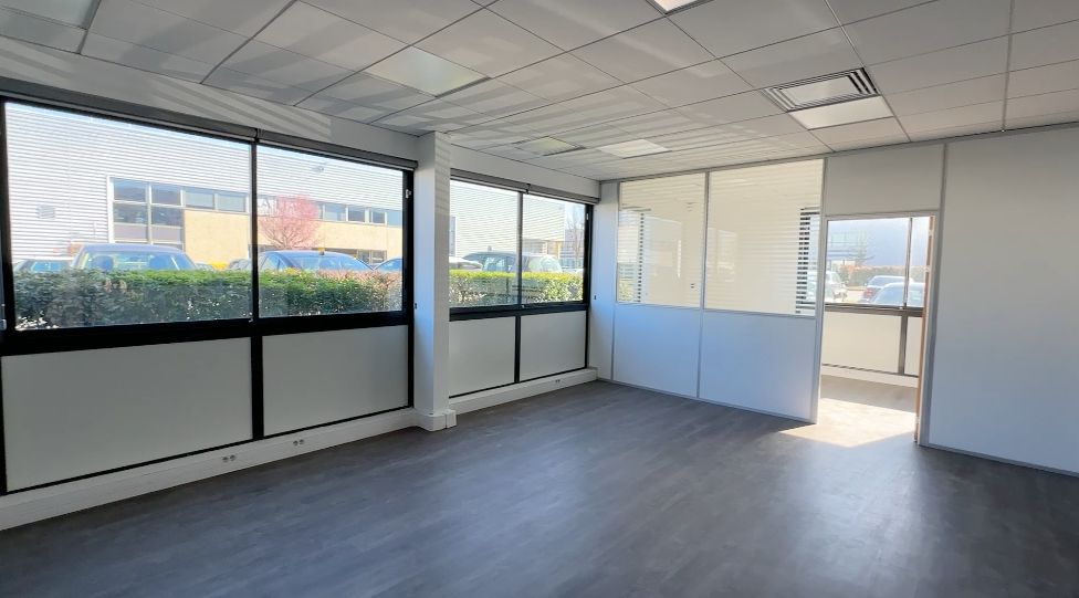 local d'activités de 1 001m², Le Mesnil-Amelot (Seine-et-Marne)