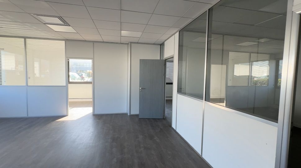 local d'activités de 1 001m², Le Mesnil-Amelot (Seine-et-Marne)