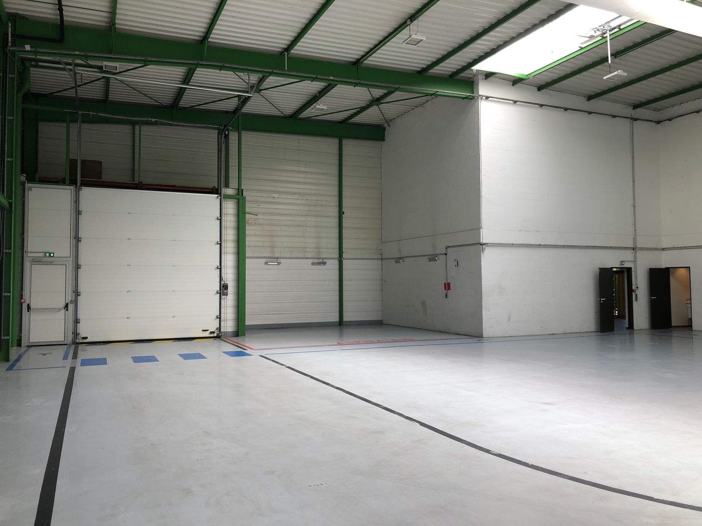 local d'activités de 1 025m², Le Mesnil-Amelot (Seine-et-Marne)