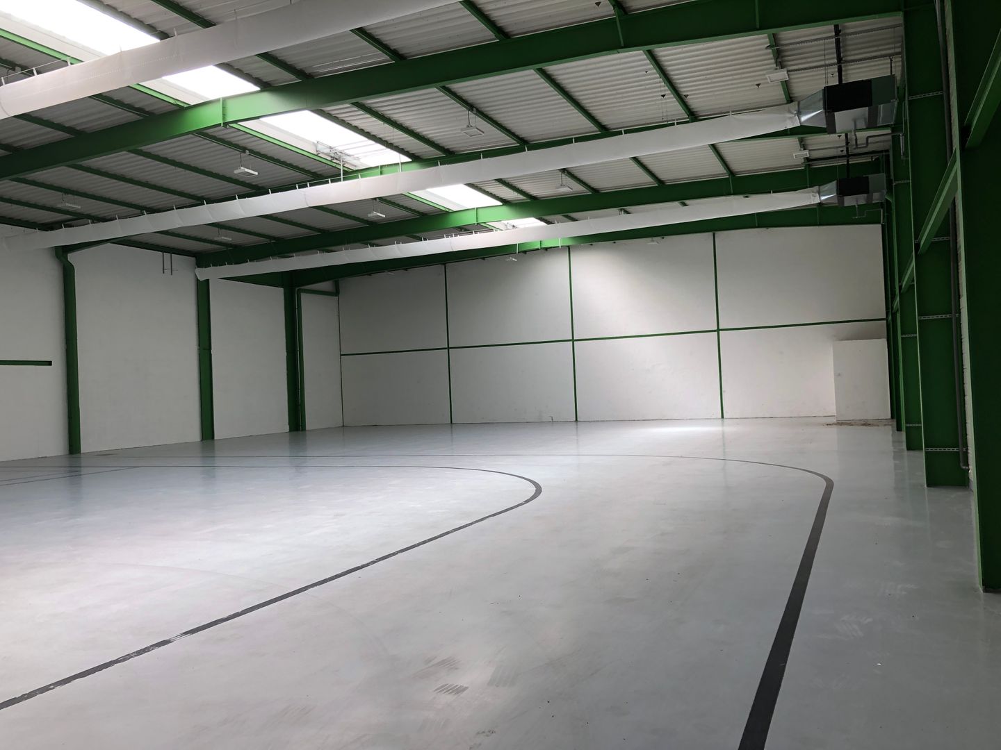 local d'activités de 1 025m², Le Mesnil-Amelot (Seine-et-Marne)