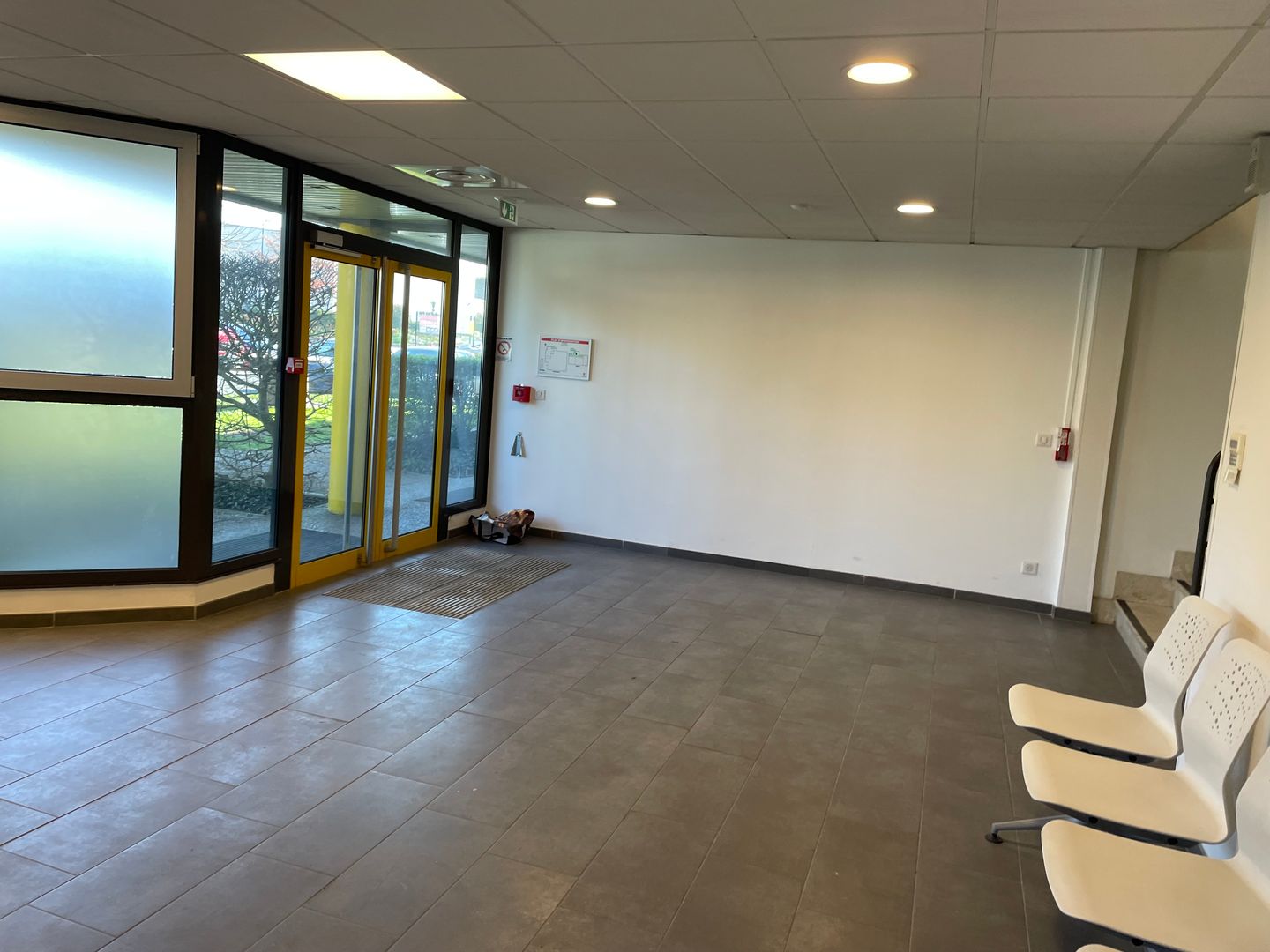 local d'activités de 1 001m², Le Mesnil-Amelot (Seine-et-Marne)