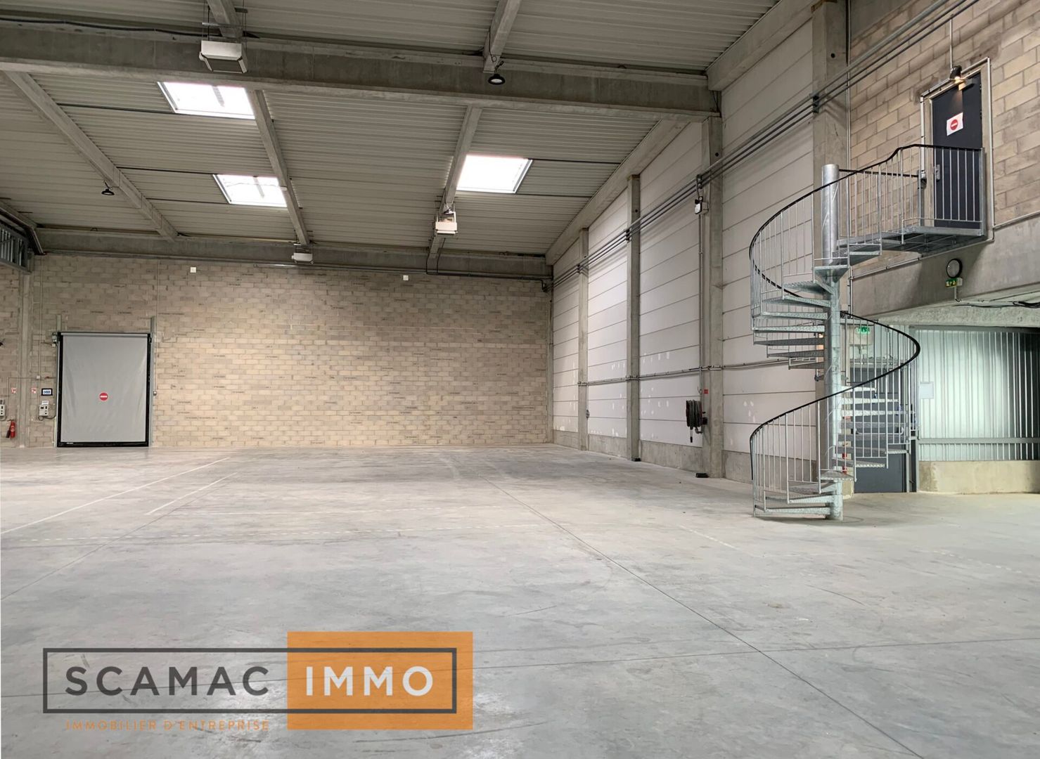 entrepôt de 1&nbsp;720m², Lieusaint (Seine-et-Marne)