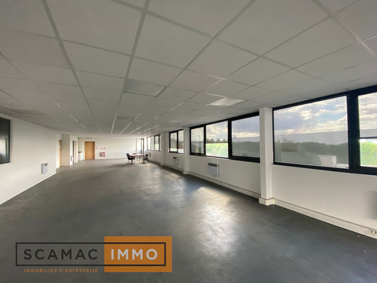 entrepôt de 1 835m², Combs-la-Ville (Seine-et-Marne)