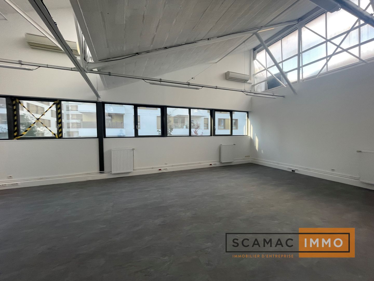 local d'activités de 820m², Massy (Essonne)